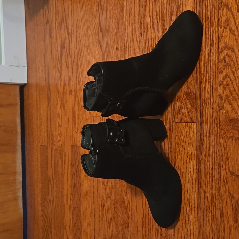 WHITE MOUNTAIN Black Dize 7.5, 2.5" heeled booties, faux suede texture